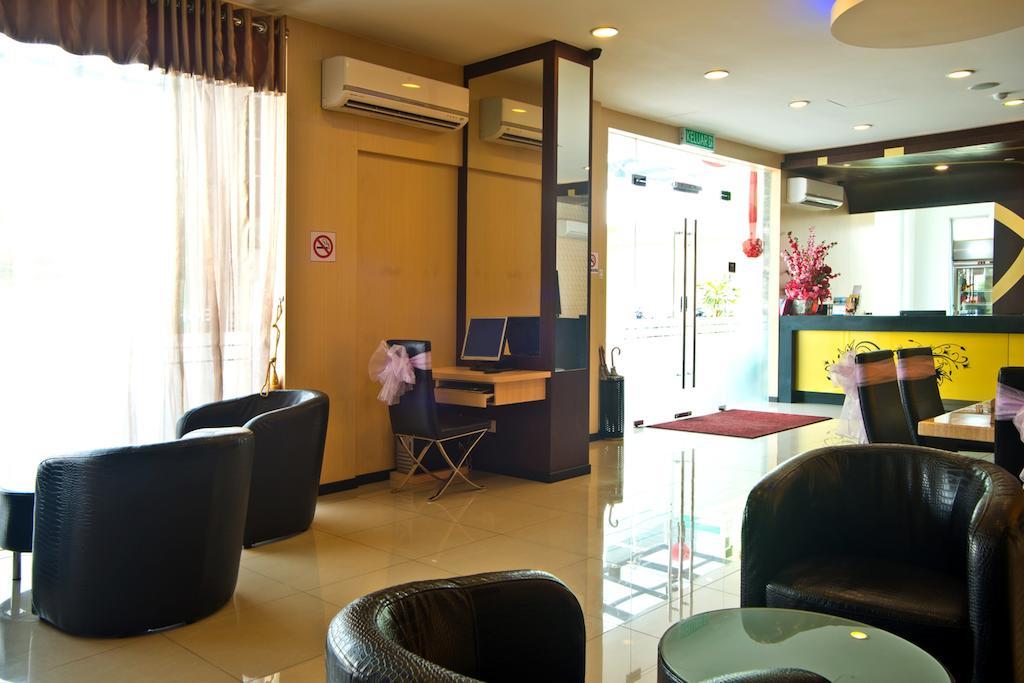 เอจ เดย์ บูติกโฮเต็ล @ อิมเปียน เอมาส สกูได Hotel ภายนอก รูปภาพ